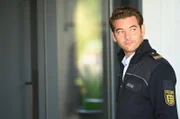 Jakob Frings (Max König) will einen Bootsbesitzer befragen, weil Mechthild Fehrenbach ein Verbrechen auf dessen Boot vermutet.
