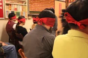 Taipeh, Taiwan: RJ und die taiwanesische Berühmtheit Stone Hsu unterziehen sich im Wugin-Tempel einer "Guan Lin"-Zeremonie, bei der sie eine Reise in die Unterwelt unternehmen.