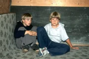 Die beiden entführten Jungen Kai (Dominik Janisch, l.) und Vincent (Patrick Baehr, r.) warten völlig verängstigt in einem Lieferwagen, was weiter mit ihnen geschieht.