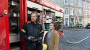 Für Feuerwehrmann Stefan Melfert (Christoph Grunert, l.) ein doppelter Schock: Das Mietshaus, zu dem er in der Nacht gerufen wird, gehört ihm. Als der Brand gelöscht ist, wird in einer Wohnung eine Leiche gefunden - eine, die dort laut Melfert gar nicht liegen dürfte. Denn die Mieterin der Wohnung war vor Kurzem ausgezogen. Katrin Börensen (Claudia Schmutzler, r.) versucht, den Fall zu lösen.