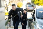 Officer Juarez (Lisseth Chavez) und Nolan (Nathan Fillion) sind auf der Suche nach einer Gefängnisausbrecherin, von der sie befürchten, dass sie auf Rache aus ist.