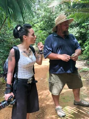 Passagierin Anne Hoffmann lässt sich während der Green-Eyes Bird Tour von Naturforscher Matt King die Pflanzenwelt der Norfolkinsel zeigen. Er lässt sie eine Bitterpflanze probieren.