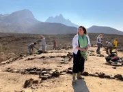 Bettany Hughes bei der Ausgrabungstätte in Qumayra