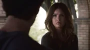 Stiles (Dylan O'Brien) lässt sich ins Eichen-Haus einweisen und trifft auf Malia (Shelly Henning).
