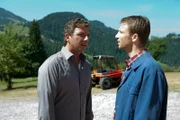 Martin Gruber (Hans Sigl, l.) und Hans (Heiko Ruprecht) geraten wegen Anne aneinander.