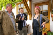 Als die Cops (Mark-Alexander Solf, M., Joseph Hannesschläger, l.) herausfinden, dass der Tote ein Verhältnis hatte, rückt die Verlobte Marlies Wimmer (Julia Eder, r.) in den Fokus der Ermittlungen.