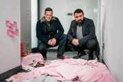 Bruno Lewandowski (Aurel Manthei, l.) und Ceyhan Topal (Sahin Eryilmaz, r.) finden Beweise, wie brutal der ermordete Zuhälter seine Freundin behandelt hat.