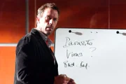 Ein unbekanntes Virus infiziert in der Säuglingsabteilung sechs Neugeborene. Um das Leben möglichst vieler der erkrankten Babys retten zu können, müssen Dr. House (Hugh Laurie) und sein Team tragische Entscheidungen fällen.