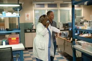 Loretta Wade (CCH Pounder, l.); Dwayne Pride (Scott Bakula, r.)
