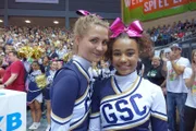 Cheerleader (Moderatorin Jana Kruck mit Kiara v.l.)