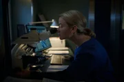 Im Labor sucht Theresa Wolff (Nina Gummich) fieberhaft nach Hinweisen, die Licht ins Dunkle rund um ihren neuen Mordfall bringen könnten.