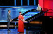 ARD GEFRAGT - GEJAGT FOLGE 785, "Alexander Bommes präsentiert beliebtes Quizformat", am Mittwoch (17.07.24) um 18:00 Uhr im ERSTEN. Moderator Alexander Bommes (l.) mit der Kandidatin Daniela Schlote (2.v.l.) und dem Jäger Klaus Otto Nagorsnik (r.). SPERRVERMERK: