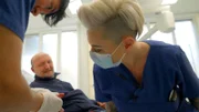 Masoud (l.), Patient Uwe und Doc Caro