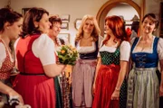 Monika scheitert gnadenlos dabei, ihren Freundinnen die Wahrheit zu sagen. Von links: Katharina Benninger (Carina Dengler), Monika Vogl (Christine Reimer), Landfrau Erika (Veronika Geißler), Uschi Kirchleitner (Silke Popp), Landfrau Gabi Rankl (Manuela Baumhäckel) und Landfrau Zenzi (Christine Franzel).