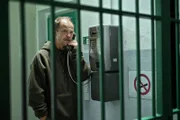 Micha Oberländer (Matthias Koeberlin) hört Miriams Mailboxansage ab, die speziell für ihn ist.