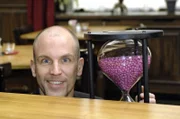 Der Entzug ist hart für Anna und wird von schrecklichen Visionen begleitet, in denen ihr der diabolisch grinsende Gerrit (Lars Löllmann) mit einer Pillensanduhr erscheint ...