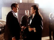Mannix (Mike Connors, l.) wird am Tatort von der Reporterin Tina Reynolds (Susan Lee Hoffman, r.) zu einem Mord befragt ...