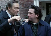 Detective Lennie Briscoe (Jerry Orbach, l.) verhaftet den Verdächtigen Joe Vasquez (Santo Fazio) wegen des Mordes an einer alten Dame. Doch ist er wirklich der Täter?