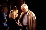 Mark (Dick Van Dyke, r.) verhört die Produzentin Betty Manning (Barbara Mandrell, l.). Während einer Live-Fernsehshow wurde ihr Star Mickey MacShayne in seiner Garderobe ermordet.
