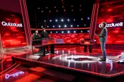 Moderator Jörg Pilawa (r.) mit den Kandidaten des Teams „Musik“: Johannes Oerding (l.) und Wincent Weiss (2.v.l.).