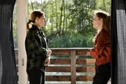 Miriam Thaler (Martina Ebm, l.) schiebt die ganze Schuld auf Oberländer - Luisa Hoffmann (Alina Fritsch, r.) traut der Sache nicht.