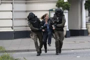 Geiselnahme: Gudrun Wohlers (Katrin Pollitt) ist es gelungen, die Kanzlei unbemerkt zu verlassen. Sie wird vom SEK aus der Gefahrenzone gebracht.