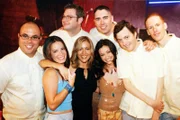 Piper (Holly Marie Combs, M.l.), Prue (Shannen Doherty, M.r.) und Phoebe (Alyssa Milano, M.) amüsieren sich mit einer Band im Club.