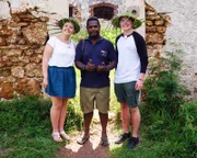 Ausflug von Jungköchin Stefanie Gehrlein, Hotelpraktikant Tom Tyler Vajs und ihrem Guide zu einer Ruine in der Nähe des Dorfs Ouro in Neukaledonien.