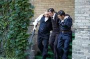 Brackenreid (Thomas Craig, l.) und Crabtree (Jonny Harris, r.) retten Murdoch (Yannick Bisson).