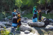 Die Kalasha leben eng verbunden mit der Natur. Im Fluss waschen sie ihre Kleidung und ihre Haare. Zum Einsatz kommt dabei nur, was die Natur ihnen gibt.
