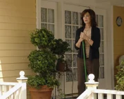 Beth (Anne Archer), die ihre Fähigkeit mit den Toten kommunizieren zu können, immer verdängt hat, erkennt, dass sie einen erheblichen Fehler begangen hat ...