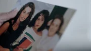 Eine junge Jane mit ihren Schwestern Maxine und Claire