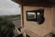 Nakagusuku, Okinawa: RJ im "Spukhotel". Dieses Hotel befindet sich auf einem Hügel neben der Burg Nakagusuku. Es handelt sich um einen verlassenen Ort, der zu einem Hotel umgebaut werden sollte, aber aufgegeben wurde, weil es dort angeblich spuken soll.