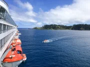 Blick auf Norfolk Island von Bord der Grand Lady mit einem Tenderboot im Wasser.