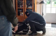 Da kriegen beide Seiten einen Schreck: Der Einbrecher wird in der Villa von Tochter des Hauses auf frischer Tat ertappt.