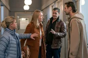 ARD HEITER BIS TÖDLICH - MORDEN IM NORDEN, II. Staffel der Krimiserie am Vorabend mit 16 neuen Folgen, Folge 23 "Tod unter Palmen" am Dienstag (14.05.13) um 18.50 Uhr im Ersten. Sonja Clasen (Katja Studt, 2.v.l.) trifft im Revier auf ihren Ex-Mann Frank (Andreas Patton, r.) und greift ihn sofort an. Finn Kiesewetter (Sven Martinek, 2.v.r.) und Sandra Schwartenbeck (Marie-Luise Schramm, l.) müssen sie zurückhalten.