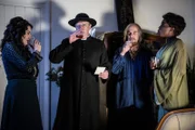 Father Brown (Mark Williams, 2.v.l.) hält nicht viel von Vorurteilen. Er möchte Selina Crow (Sally Dexter, l.), Eugene Bone (Ken Bones, 2.v.r.) und Dione Moon (Estella Daniels, r.) lieber persönlich kennen lernen.