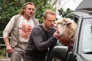 Schäfer (Thomas Ziesch, li.) lässt sein Schaf von Tierarzt Hauke Jacobs (Hinnerk Schönemann) behandeln.