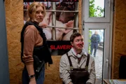 Koko (Birte Hanusrichter) und ihre Kollegen finden den Leiter des urban-gardening-Projektes Adrian Klinker (Alexander Becht) verletzt und gefesselt vor.