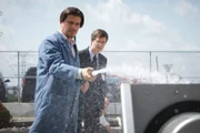 Der französische Ermittler Johan Condette (gespielt von David Gingrich) beobachtet, wie ein Techniker einen Hochdruckschlauch benutzt, um eine Theorie zu testen, die erklären könnte, wie Wasser in wichtige Sensoren des XL-Airways Germany Fluges 888T gelangt ist.