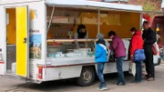 Ve auf dem Markt. Die Milch ihrer Kühe verarbeitet sie zu Käse, Joghurt oder Quark. Und verkauft im eignen Hofladen oder auf dem Wochenmarkt.
