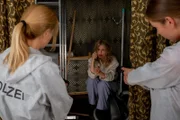 Koko (Birte Hanusrichter, l.) und Charlotte (Cheyenne Pahde, r.) finden Trisha Leupold (Miriam Lahnstein, M.) verstört im Atelier des ermordeten Malers vor.