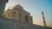 Der Taj Mahal ist eines der prächtigsten Beispiele indo-islamischer Baukunst.