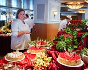 Patisseriechefin Roberta Rogosic am Kuchenbuffet der Grand Lady.