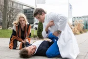 Nach seiner Entlassung auf eigene Verantwortung bricht Thilo zusammen. Er hat Wasser in der Herzkammer. V.l.n.r. Hannah Berger (Maike Bollow), Thilo Schwenke (Heiko Ruprecht), Ben Ahlbeck (Philipp Danne)