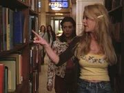 Charleen zeigt Phoebe die Stelle, an welcher der Dämon "Libris" sie in der Bibliothek angegriffen hat.