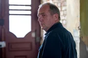 Butschs alter Freund Juro Schwarzbach (Uwe Preuss) will Butsch aufmuntern.