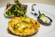 Die Vorspeise: Käse-Fenchel-Quiche mit Salat.