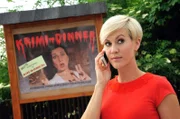 Klara (Wolke Hegenbarth) will mit Kleinert zum Krimi-Dinner.