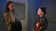 Jenny (Kaja Schmidt-Tychsen, l.) ist getroffen, als Simone (Tatjana Clasing) sie weiterhin für Richards Zustand verantwortlich macht.